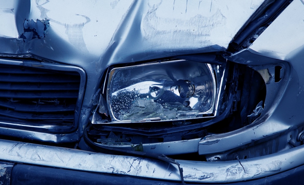 Potężne zderzenie pojazdu z słupem energetycznym blisko Płocka – poszkodowany kierowca trafia na oddział szpitalny